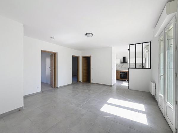 SOUS-OFFRE CENTRE-VILLE, DPE C, cet appartement bénéficie d'un environnement paisible et résidentiel, PLACE DE PARKING ET BOX