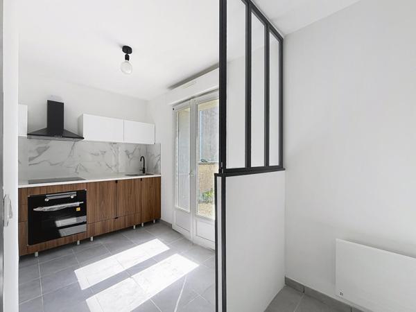 SOUS-OFFRE CENTRE-VILLE, DPE C, cet appartement bénéficie d'un environnement paisible et résidentiel, PLACE DE PARKING ET BOX