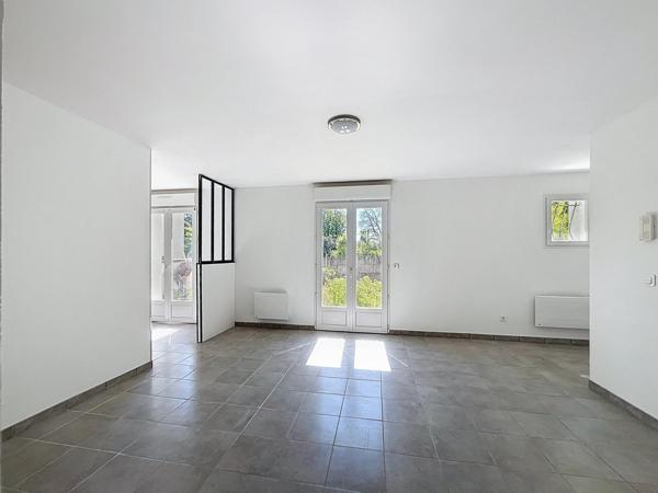 SOUS-OFFRE CENTRE-VILLE, DPE C, cet appartement bénéficie d'un environnement paisible et résidentiel, PLACE DE PARKING ET BOX