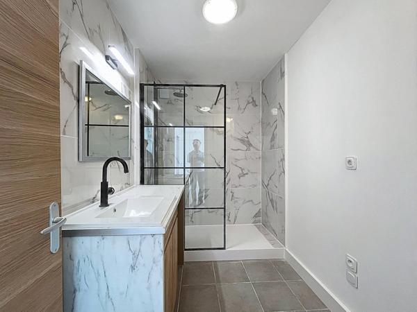 SOUS-OFFRE CENTRE-VILLE, DPE C, cet appartement bénéficie d'un environnement paisible et résidentiel, PLACE DE PARKING ET BOX