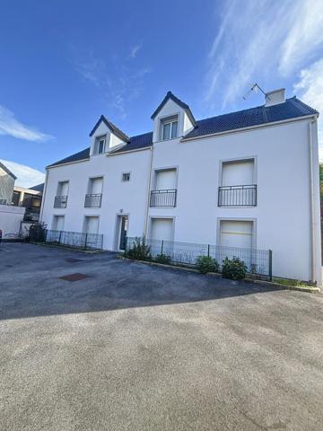 SOUS-OFFRE CENTRE-VILLE, DPE C, cet appartement bénéficie d'un environnement paisible et résidentiel, PLACE DE PARKING ET BOX