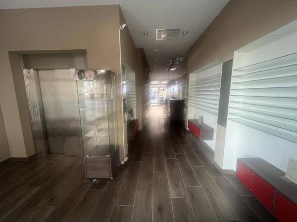 Local commercial d'environ 170 m² /Place Michelet 43000 Le Puy en Velay