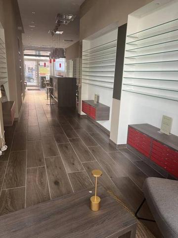 Local commercial d'environ 170 m² /Place Michelet 43000 Le Puy en Velay