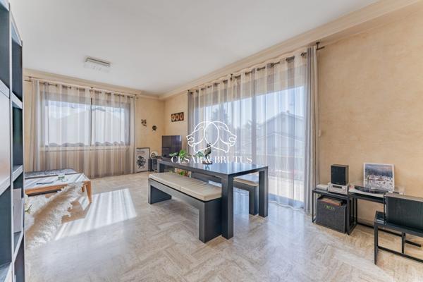 Maison familiale avec espaces indépendants et beau potentiel d’aménagement