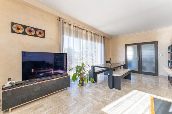 Maison familiale avec espaces indépendants et beau potentiel d’aménagement