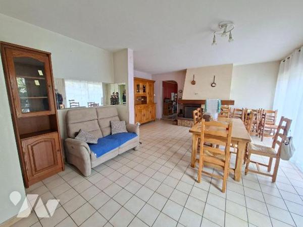 LE MANS SUD - AU PIED DES COMMERCES - TRAMWAY ET ECOLES
Maison de 2005 comprenant entrée, salo...