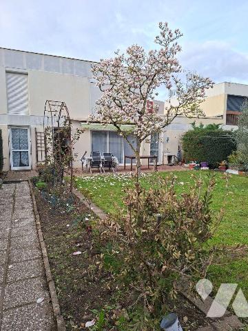 LE MANS SUD - AU PIED DES COMMERCES - TRAMWAY ET ECOLES
Maison de 2005 comprenant entrée, salo...