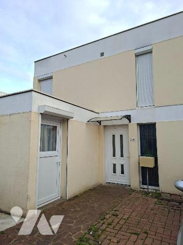 LE MANS SUD - AU PIED DES COMMERCES - TRAMWAY ET ECOLES
Maison de 2005 comprenant entrée, salo...