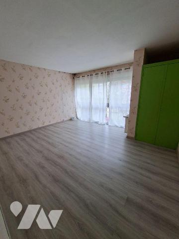 LE MANS SUD - AU PIED DES COMMERCES - TRAMWAY ET ECOLES
Maison de 2005 comprenant entrée, salo...