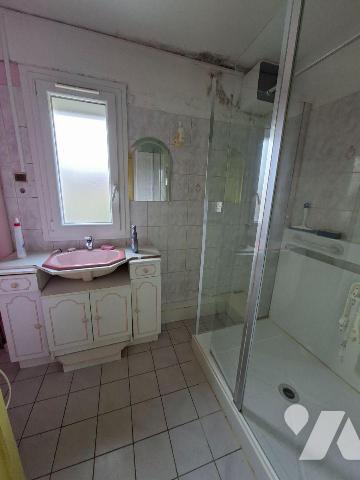 LE MANS SUD - AU PIED DES COMMERCES - TRAMWAY ET ECOLES
Maison de 2005 comprenant entrée, salo...