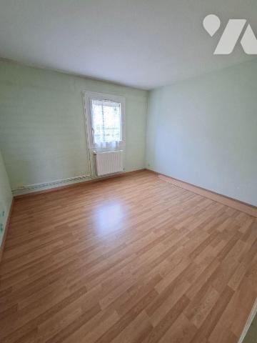 LE MANS SUD - AU PIED DES COMMERCES - TRAMWAY ET ECOLES
Maison de 2005 comprenant entrée, salo...