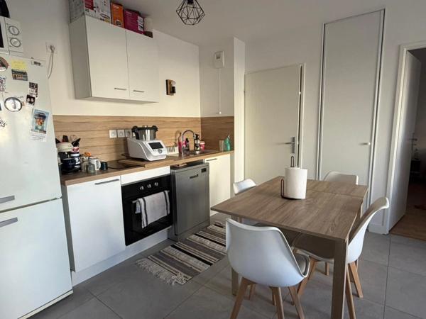 Appartement loué à vendre 2 pièces 44 m² DIJON (21) avec balcon et place de parking dans petite copropriété de 2023