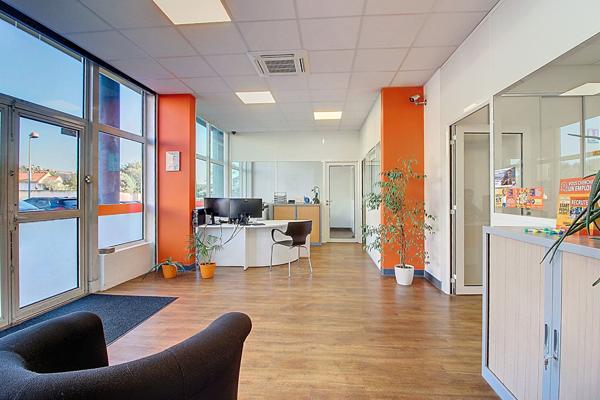 Local commercial sur axe passant, belle visibilité et facilité de stationnement