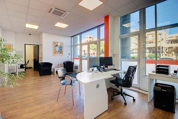 Local commercial sur axe passant, belle visibilité et facilité de stationnement