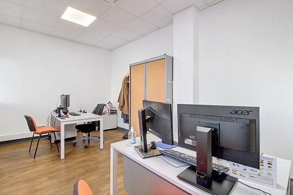 Local commercial sur axe passant, belle visibilité et facilité de stationnement