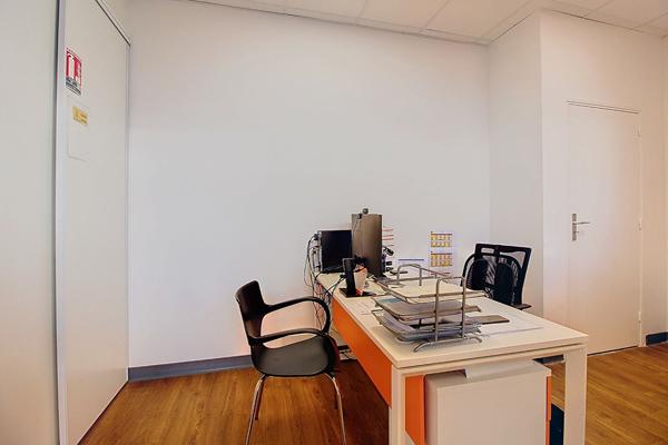 Local commercial sur axe passant, belle visibilité et facilité de stationnement