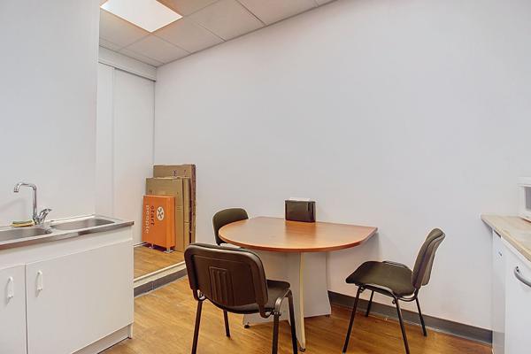 Local commercial sur axe passant, belle visibilité et facilité de stationnement