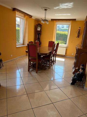 Maison familiale d'environ 181m2 avec sous sol plus annexes sur un terrain de 6216m2 à DURSTEL.