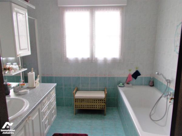 A proximité du centre-ville et des commerces, jolie maison de plain-pied à vendre en viager occupé