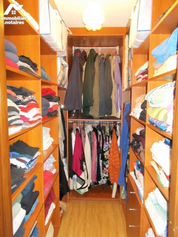 A proximité du centre-ville et des commerces, jolie maison de plain-pied à vendre en viager occupé