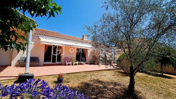 Maison familiale lumineuse 110m2 environ- 3 chambres- Terrasse 44m2- Garage 32 m2
Idéalement située à proximité immédiate du Parc de la Jarrie, dans un environnement calme et très recherché, cette agréable maison construite en 2005 séduira par sa luminosité, ses beaux volumes et la qualité de ses prestations.
D'une surface habitable d'environ 110m2, elle offre une distribution fonctionnelle et des espaces de vie confortables.
Dès l'entrée, vous découvrirez de grands placards intégrés permettant un rangement optimal.
La vaste pièce de vie, baignée de lumière grâce à ses deux grandes baies vitrées s'ouvre directement sur une belle terrasse de plus de 40m2 et son jardin offrant un cadre idéal pour profiter des beaux jours. La cuisine est entièrement équipée et aménagée, elle propose un bel espace salle à manger.
La partie nuit comprend une spacieuse suite parentale avec une très belle hauteur sous plafond et des grands placards intégrés, Une deuxième chambre avec des rangements, une salle de bain avec une baignoire et une douche et une troisième chambre à l'étage complètent les prestations de la maison.
Toutes les pièces bénéficient d'une belle hauteur sous plafond, renforçant la sensation d'espace et de confort.
Coté technique:
- Volets roulants électriques
- Fenêtres en aluminium
- Store banne électrique de 7 mètres
- Préau de 15m2
- Garage fermé de 32m2
- Deux place de stationnement extérieures
A seulement 500m des commerces, cette maison bénéficie d'un emplacement privilégié!
Une maison lumineuse, parfaitement entretenue, A visiter rapidement!