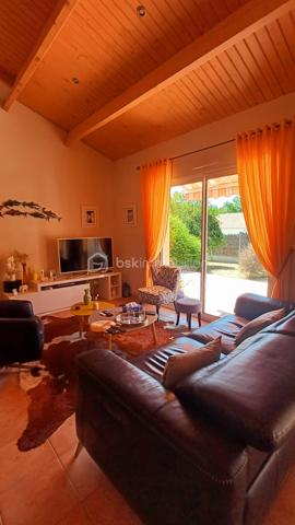 Maison familiale lumineuse 110m2 environ- 3 chambres- Terrasse 44m2- Garage 32 m2
Idéalement située à proximité immédiate du Parc de la Jarrie, dans un environnement calme et très recherché, cette agréable maison construite en 2005 séduira par sa luminosité, ses beaux volumes et la qualité de ses prestations.
D'une surface habitable d'environ 110m2, elle offre une distribution fonctionnelle et des espaces de vie confortables.
Dès l'entrée, vous découvrirez de grands placards intégrés permettant un rangement optimal.
La vaste pièce de vie, baignée de lumière grâce à ses deux grandes baies vitrées s'ouvre directement sur une belle terrasse de plus de 40m2 et son jardin offrant un cadre idéal pour profiter des beaux jours. La cuisine est entièrement équipée et aménagée, elle propose un bel espace salle à manger.
La partie nuit comprend une spacieuse suite parentale avec une très belle hauteur sous plafond et des grands placards intégrés, Une deuxième chambre avec des rangements, une salle de bain avec une baignoire et une douche et une troisième chambre à l'étage complètent les prestations de la maison.
Toutes les pièces bénéficient d'une belle hauteur sous plafond, renforçant la sensation d'espace et de confort.
Coté technique:
- Volets roulants électriques
- Fenêtres en aluminium
- Store banne électrique de 7 mètres
- Préau de 15m2
- Garage fermé de 32m2
- Deux place de stationnement extérieures
A seulement 500m des commerces, cette maison bénéficie d'un emplacement privilégié!
Une maison lumineuse, parfaitement entretenue, A visiter rapidement!