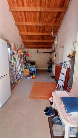Maison familiale lumineuse 110m2 environ- 3 chambres- Terrasse 44m2- Garage 32 m2
Idéalement située à proximité immédiate du Parc de la Jarrie, dans un environnement calme et très recherché, cette agréable maison construite en 2005 séduira par sa luminosité, ses beaux volumes et la qualité de ses prestations.
D'une surface habitable d'environ 110m2, elle offre une distribution fonctionnelle et des espaces de vie confortables.
Dès l'entrée, vous découvrirez de grands placards intégrés permettant un rangement optimal.
La vaste pièce de vie, baignée de lumière grâce à ses deux grandes baies vitrées s'ouvre directement sur une belle terrasse de plus de 40m2 et son jardin offrant un cadre idéal pour profiter des beaux jours. La cuisine est entièrement équipée et aménagée, elle propose un bel espace salle à manger.
La partie nuit comprend une spacieuse suite parentale avec une très belle hauteur sous plafond et des grands placards intégrés, Une deuxième chambre avec des rangements, une salle de bain avec une baignoire et une douche et une troisième chambre à l'étage complètent les prestations de la maison.
Toutes les pièces bénéficient d'une belle hauteur sous plafond, renforçant la sensation d'espace et de confort.
Coté technique:
- Volets roulants électriques
- Fenêtres en aluminium
- Store banne électrique de 7 mètres
- Préau de 15m2
- Garage fermé de 32m2
- Deux place de stationnement extérieures
A seulement 500m des commerces, cette maison bénéficie d'un emplacement privilégié!
Une maison lumineuse, parfaitement entretenue, A visiter rapidement!