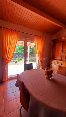 Maison familiale lumineuse 110m2 environ- 3 chambres- Terrasse 44m2- Garage 32 m2
Idéalement située à proximité immédiate du Parc de la Jarrie, dans un environnement calme et très recherché, cette agréable maison construite en 2005 séduira par sa luminosité, ses beaux volumes et la qualité de ses prestations.
D'une surface habitable d'environ 110m2, elle offre une distribution fonctionnelle et des espaces de vie confortables.
Dès l'entrée, vous découvrirez de grands placards intégrés permettant un rangement optimal.
La vaste pièce de vie, baignée de lumière grâce à ses deux grandes baies vitrées s'ouvre directement sur une belle terrasse de plus de 40m2 et son jardin offrant un cadre idéal pour profiter des beaux jours. La cuisine est entièrement équipée et aménagée, elle propose un bel espace salle à manger.
La partie nuit comprend une spacieuse suite parentale avec une très belle hauteur sous plafond et des grands placards intégrés, Une deuxième chambre avec des rangements, une salle de bain avec une baignoire et une douche et une troisième chambre à l'étage complètent les prestations de la maison.
Toutes les pièces bénéficient d'une belle hauteur sous plafond, renforçant la sensation d'espace et de confort.
Coté technique:
- Volets roulants électriques
- Fenêtres en aluminium
- Store banne électrique de 7 mètres
- Préau de 15m2
- Garage fermé de 32m2
- Deux place de stationnement extérieures
A seulement 500m des commerces, cette maison bénéficie d'un emplacement privilégié!
Une maison lumineuse, parfaitement entretenue, A visiter rapidement!