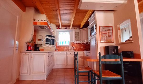 Maison familiale lumineuse 110m2 environ- 3 chambres- Terrasse 44m2- Garage 32 m2
Idéalement située à proximité immédiate du Parc de la Jarrie, dans un environnement calme et très recherché, cette agréable maison construite en 2005 séduira par sa luminosité, ses beaux volumes et la qualité de ses prestations.
D'une surface habitable d'environ 110m2, elle offre une distribution fonctionnelle et des espaces de vie confortables.
Dès l'entrée, vous découvrirez de grands placards intégrés permettant un rangement optimal.
La vaste pièce de vie, baignée de lumière grâce à ses deux grandes baies vitrées s'ouvre directement sur une belle terrasse de plus de 40m2 et son jardin offrant un cadre idéal pour profiter des beaux jours. La cuisine est entièrement équipée et aménagée, elle propose un bel espace salle à manger.
La partie nuit comprend une spacieuse suite parentale avec une très belle hauteur sous plafond et des grands placards intégrés, Une deuxième chambre avec des rangements, une salle de bain avec une baignoire et une douche et une troisième chambre à l'étage complètent les prestations de la maison.
Toutes les pièces bénéficient d'une belle hauteur sous plafond, renforçant la sensation d'espace et de confort.
Coté technique:
- Volets roulants électriques
- Fenêtres en aluminium
- Store banne électrique de 7 mètres
- Préau de 15m2
- Garage fermé de 32m2
- Deux place de stationnement extérieures
A seulement 500m des commerces, cette maison bénéficie d'un emplacement privilégié!
Une maison lumineuse, parfaitement entretenue, A visiter rapidement!