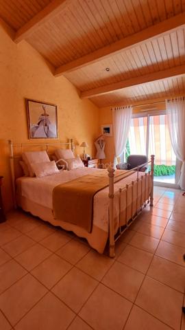 Maison familiale lumineuse 110m2 environ- 3 chambres- Terrasse 44m2- Garage 32 m2
Idéalement située à proximité immédiate du Parc de la Jarrie, dans un environnement calme et très recherché, cette agréable maison construite en 2005 séduira par sa luminosité, ses beaux volumes et la qualité de ses prestations.
D'une surface habitable d'environ 110m2, elle offre une distribution fonctionnelle et des espaces de vie confortables.
Dès l'entrée, vous découvrirez de grands placards intégrés permettant un rangement optimal.
La vaste pièce de vie, baignée de lumière grâce à ses deux grandes baies vitrées s'ouvre directement sur une belle terrasse de plus de 40m2 et son jardin offrant un cadre idéal pour profiter des beaux jours. La cuisine est entièrement équipée et aménagée, elle propose un bel espace salle à manger.
La partie nuit comprend une spacieuse suite parentale avec une très belle hauteur sous plafond et des grands placards intégrés, Une deuxième chambre avec des rangements, une salle de bain avec une baignoire et une douche et une troisième chambre à l'étage complètent les prestations de la maison.
Toutes les pièces bénéficient d'une belle hauteur sous plafond, renforçant la sensation d'espace et de confort.
Coté technique:
- Volets roulants électriques
- Fenêtres en aluminium
- Store banne électrique de 7 mètres
- Préau de 15m2
- Garage fermé de 32m2
- Deux place de stationnement extérieures
A seulement 500m des commerces, cette maison bénéficie d'un emplacement privilégié!
Une maison lumineuse, parfaitement entretenue, A visiter rapidement!