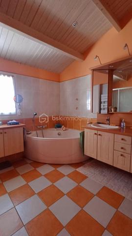 Maison familiale lumineuse 110m2 environ- 3 chambres- Terrasse 44m2- Garage 32 m2
Idéalement située à proximité immédiate du Parc de la Jarrie, dans un environnement calme et très recherché, cette agréable maison construite en 2005 séduira par sa luminosité, ses beaux volumes et la qualité de ses prestations.
D'une surface habitable d'environ 110m2, elle offre une distribution fonctionnelle et des espaces de vie confortables.
Dès l'entrée, vous découvrirez de grands placards intégrés permettant un rangement optimal.
La vaste pièce de vie, baignée de lumière grâce à ses deux grandes baies vitrées s'ouvre directement sur une belle terrasse de plus de 40m2 et son jardin offrant un cadre idéal pour profiter des beaux jours. La cuisine est entièrement équipée et aménagée, elle propose un bel espace salle à manger.
La partie nuit comprend une spacieuse suite parentale avec une très belle hauteur sous plafond et des grands placards intégrés, Une deuxième chambre avec des rangements, une salle de bain avec une baignoire et une douche et une troisième chambre à l'étage complètent les prestations de la maison.
Toutes les pièces bénéficient d'une belle hauteur sous plafond, renforçant la sensation d'espace et de confort.
Coté technique:
- Volets roulants électriques
- Fenêtres en aluminium
- Store banne électrique de 7 mètres
- Préau de 15m2
- Garage fermé de 32m2
- Deux place de stationnement extérieures
A seulement 500m des commerces, cette maison bénéficie d'un emplacement privilégié!
Une maison lumineuse, parfaitement entretenue, A visiter rapidement!