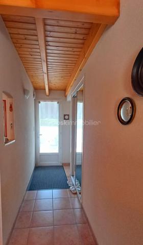 Maison familiale lumineuse 110m2 environ- 3 chambres- Terrasse 44m2- Garage 32 m2
Idéalement située à proximité immédiate du Parc de la Jarrie, dans un environnement calme et très recherché, cette agréable maison construite en 2005 séduira par sa luminosité, ses beaux volumes et la qualité de ses prestations.
D'une surface habitable d'environ 110m2, elle offre une distribution fonctionnelle et des espaces de vie confortables.
Dès l'entrée, vous découvrirez de grands placards intégrés permettant un rangement optimal.
La vaste pièce de vie, baignée de lumière grâce à ses deux grandes baies vitrées s'ouvre directement sur une belle terrasse de plus de 40m2 et son jardin offrant un cadre idéal pour profiter des beaux jours. La cuisine est entièrement équipée et aménagée, elle propose un bel espace salle à manger.
La partie nuit comprend une spacieuse suite parentale avec une très belle hauteur sous plafond et des grands placards intégrés, Une deuxième chambre avec des rangements, une salle de bain avec une baignoire et une douche et une troisième chambre à l'étage complètent les prestations de la maison.
Toutes les pièces bénéficient d'une belle hauteur sous plafond, renforçant la sensation d'espace et de confort.
Coté technique:
- Volets roulants électriques
- Fenêtres en aluminium
- Store banne électrique de 7 mètres
- Préau de 15m2
- Garage fermé de 32m2
- Deux place de stationnement extérieures
A seulement 500m des commerces, cette maison bénéficie d'un emplacement privilégié!
Une maison lumineuse, parfaitement entretenue, A visiter rapidement!
