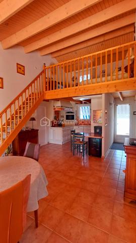 Maison familiale lumineuse 110m2 environ- 3 chambres- Terrasse 44m2- Garage 32 m2
Idéalement située à proximité immédiate du Parc de la Jarrie, dans un environnement calme et très recherché, cette agréable maison construite en 2005 séduira par sa luminosité, ses beaux volumes et la qualité de ses prestations.
D'une surface habitable d'environ 110m2, elle offre une distribution fonctionnelle et des espaces de vie confortables.
Dès l'entrée, vous découvrirez de grands placards intégrés permettant un rangement optimal.
La vaste pièce de vie, baignée de lumière grâce à ses deux grandes baies vitrées s'ouvre directement sur une belle terrasse de plus de 40m2 et son jardin offrant un cadre idéal pour profiter des beaux jours. La cuisine est entièrement équipée et aménagée, elle propose un bel espace salle à manger.
La partie nuit comprend une spacieuse suite parentale avec une très belle hauteur sous plafond et des grands placards intégrés, Une deuxième chambre avec des rangements, une salle de bain avec une baignoire et une douche et une troisième chambre à l'étage complètent les prestations de la maison.
Toutes les pièces bénéficient d'une belle hauteur sous plafond, renforçant la sensation d'espace et de confort.
Coté technique:
- Volets roulants électriques
- Fenêtres en aluminium
- Store banne électrique de 7 mètres
- Préau de 15m2
- Garage fermé de 32m2
- Deux place de stationnement extérieures
A seulement 500m des commerces, cette maison bénéficie d'un emplacement privilégié!
Une maison lumineuse, parfaitement entretenue, A visiter rapidement!