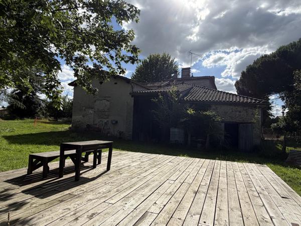 Maison en pierre avec terrain constructible et dépendances