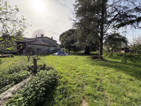 Maison en pierre avec terrain constructible et dépendances