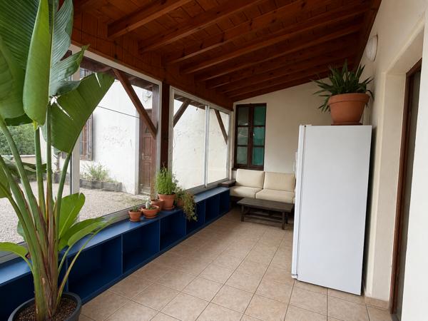 Maison en pierre avec terrain constructible et dépendances