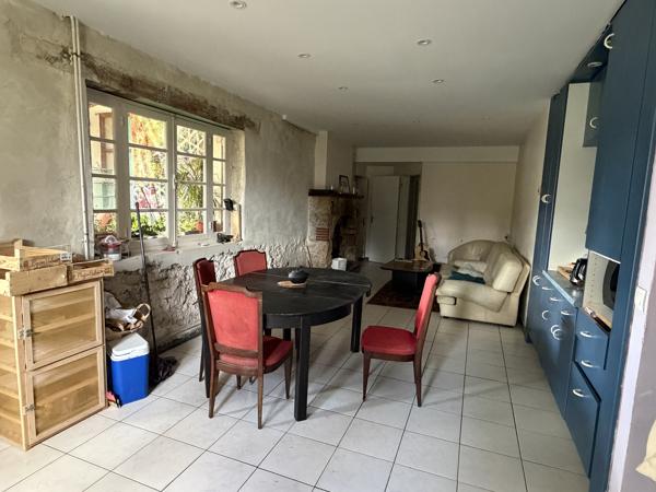 Maison en pierre avec terrain constructible et dépendances