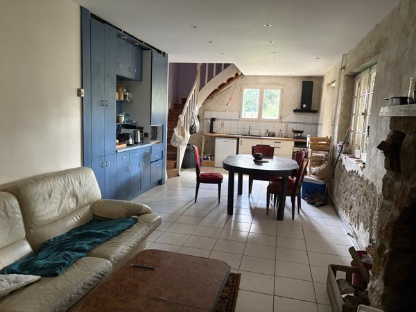 Maison en pierre avec terrain constructible et dépendances