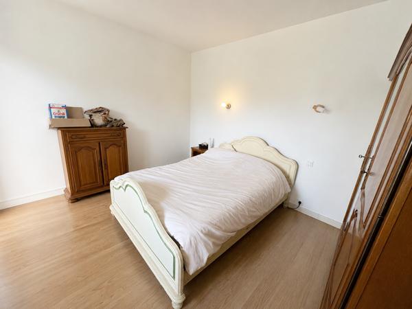 Maison en pierre avec terrain constructible et dépendances