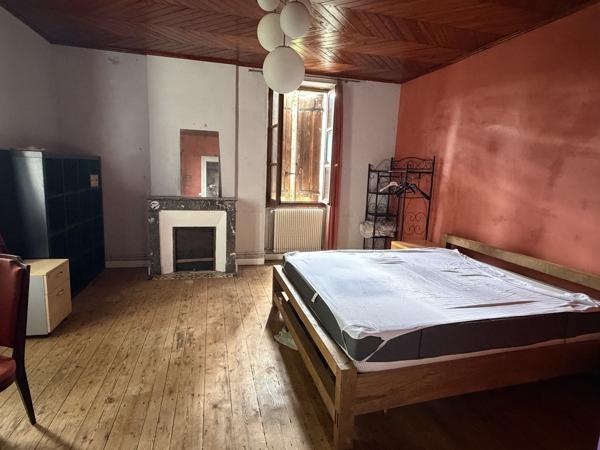 Maison en pierre avec terrain constructible et dépendances