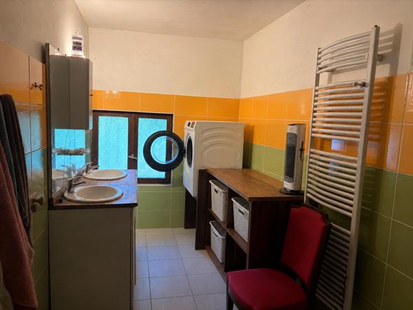 Maison en pierre avec terrain constructible et dépendances
