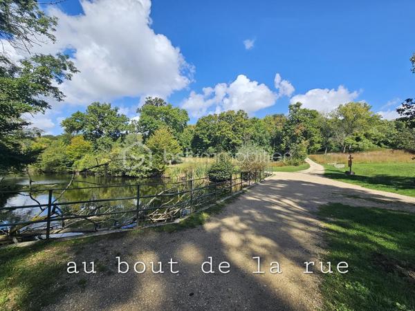 A 10 min du futur métro ligne 16 (30min de la Défense en métro), dans un quartier pavillonnaire, à 2 min de la forêt de Bondy, maison de plain pied entretenue 3 pièces édifiée en 1966 sur une parcelle de 400m² environ, de 58m² habitable, 60m² utiles.

LES ATOUTS DU BIEN
• Non mitoyen
• Jardin de 200m² sans vis-à-vis
• Double exposition EST / OUEST
• Garage 15,80m² (5,56x2,85m) situé à proximité
• Place de parking possible sur le terrain (démarches à faire en mairie)
• Abris de jardin avec électricité
• Façade environ 20m
• Double accès
• Vide sanitaire

AGENCEMENT
Rez-de-jardin (58m²)
• Entrée
• Séjour avec cuisine ouverte (28m²)
• 2 Chambre (10,30 / 12,70m²)
• Salle de bains (4,20m²)
• WC
• Terrasse (25m²)

Combles
• 2 pièces de petite hauteur idéal stockage

INFORMATIONS TECHNIQUES
• Terrain : façade 20m x profondeur 20m environ
• Double vitrage ALU avec volets roulants électrique
• Chaudière Gaz (2025)
• Tableau électrique récent
• Isolation intérieure
• Diagnostics énergétiques performants (DPE D)
• AUCUN TRAVAUX A PREVOIR

COPROPRIETE
• Charges mensuelles : 33 € soit 396 € par an
• Taxe foncière : 991 €
• Lotissement de 39 maisons
• Tous les compteurs sont individuels (électricité, gaz, eau)

Venez le visiter avant qu'il ne soit trop TARD !

Ludovic MOREL
Votre Partenaire Immobilier
Depuis 2010

•••