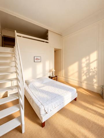 Paris 8ème - À LOUER - Grand 3 pièces meublé de 85 m² avec parking