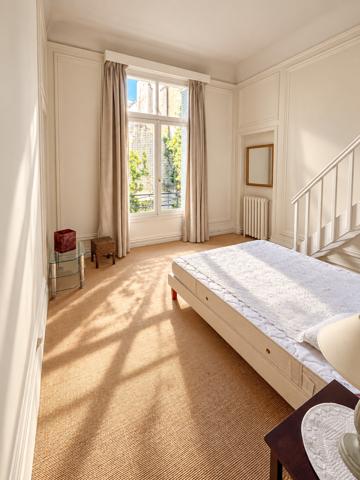 Paris 8ème - À LOUER - Grand 3 pièces meublé de 85 m² avec parking