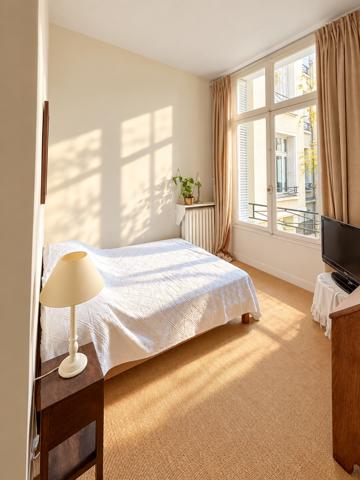 Paris 8ème - À LOUER - Grand 3 pièces meublé de 85 m² avec parking