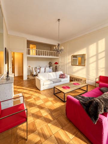 Paris 8ème - À LOUER - Grand 3 pièces meublé de 85 m² avec parking