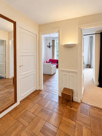 Paris 8ème - À LOUER - Grand 3 pièces meublé de 85 m² avec parking