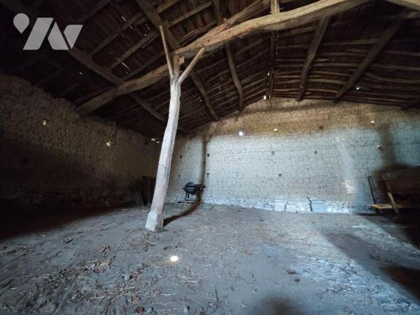 L'étude vous invite à découvrir cette grande maison rurale située à LEMPTY - proche LEZOUX / Au...