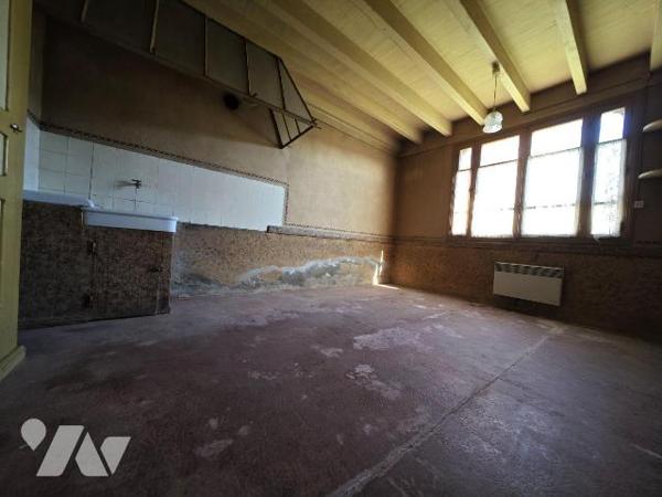 L'étude vous invite à découvrir cette grande maison rurale située à LEMPTY - proche LEZOUX / Au...