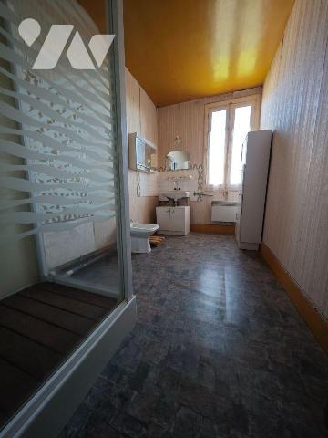 L'étude vous invite à découvrir cette grande maison rurale située à LEMPTY - proche LEZOUX / Au...